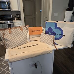 Louis Vuitton neverfull MM with brand new matching clutch.